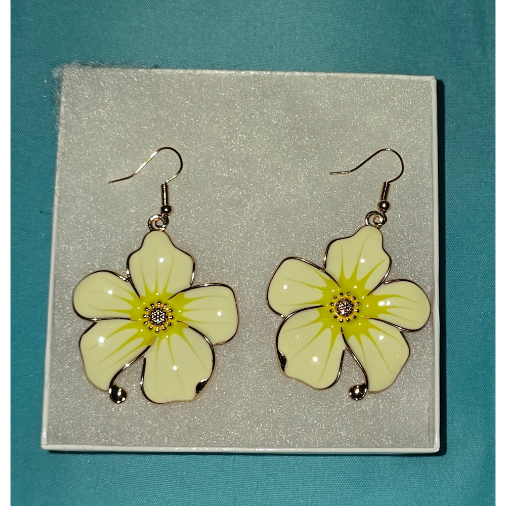 **NEVER WORN** Hawaiian Yellow Flower Earrings